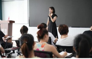 张亚苗荣获拾遗传承“苗氏中医气血骨雕法非物质文化遗产传承导师”称号