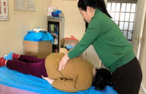 胡妹荣荣获“传统中医诊疗法非物质文化遗产传承人”称号